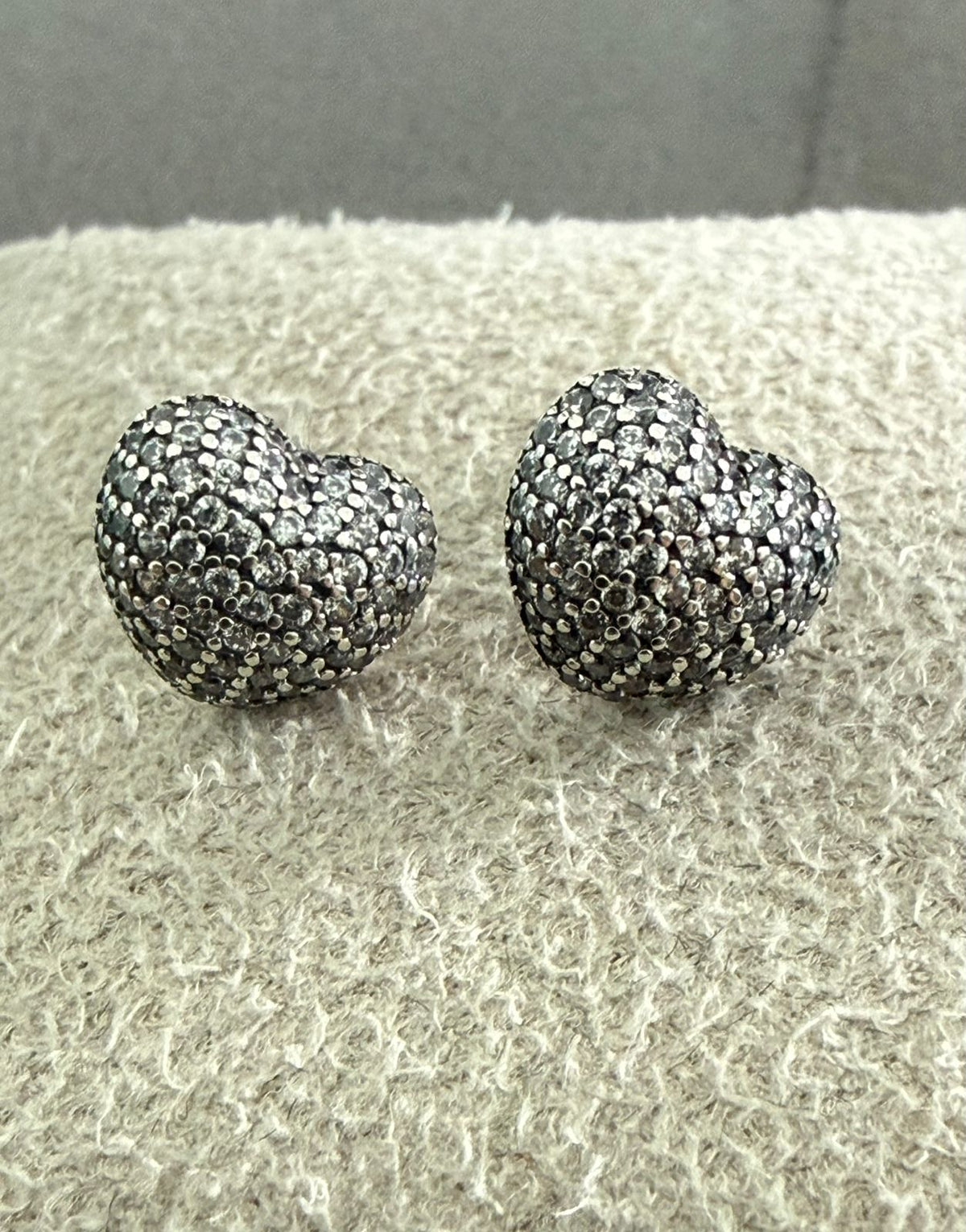 Brinco Coração Cravejado Abaulado